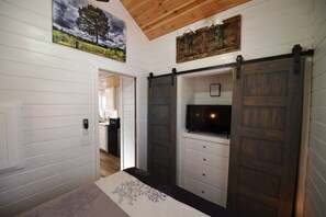 1 bedroom, memory-foam beds, desk, free WiFi - Sweet Creek Retreat-Luxury Tiny Cabin-View-WIFi-Hot tub-Firepit Area-Smart TVs (Turtletown)