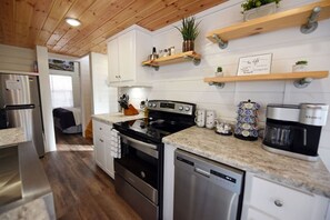 Køleskab, mikrobølgeovn, ovn, kogeplade