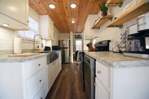 Fridge, microwave, oven, stovetop - Sweet Creek Retreat-Luxury Tiny Cabin-View-WIFi-Hot tub-Firepit Area-Smart TVs (Turtletown)