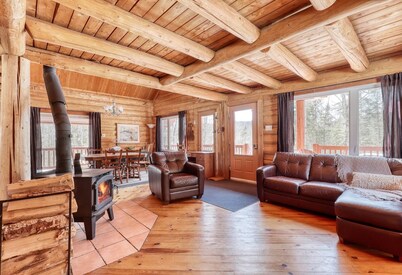 "L'Autentique, four-season log cabin