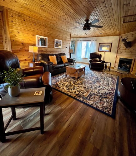 Spacious Cabin with Beautiful Sunsets in the Heart of Hiking and Wine Country