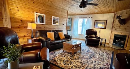 Spacious Cabin with Beautiful Sunsets in the Heart of Hiking and Wine Country