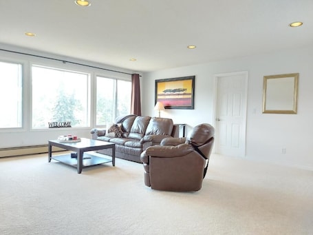 Smart TV, Netflix, books, streaming services. Tranquil 2-Bedroom Retreat on 2nd Floor