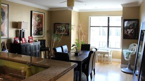 A dining area with a table, chairs, and a ceiling fan. - Amazing Large Central Modern Flat - Great for Work + Families (San Francisco)