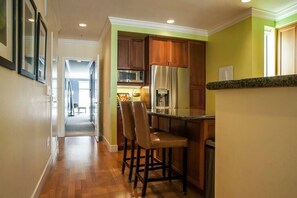 Fridge, microwave, oven, stovetop - Amazing Large Central Modern Flat - Great for Work + Families (San Francisco)