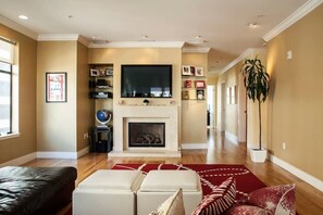 Smart TV, fireplace, video games, books - Amazing Large Central Modern Flat - Great for Work + Families (San Francisco)