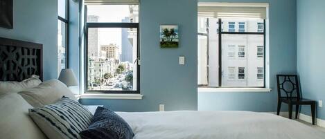 3 habitaciones, escritorio y tabla de planchar con plancha