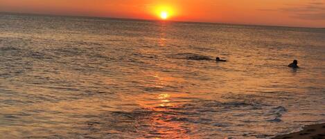 In Strandnähe, Liegestühle, Strandtücher