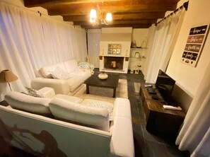 Een smart-tv, een open haard en boeken