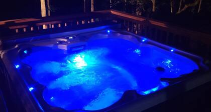 Come stay on the farm! King Bed Hot tub minutes from Alpine Helen GA