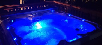 Come stay on the farm! King Bed Hot tub minutes from Alpine Helen GA