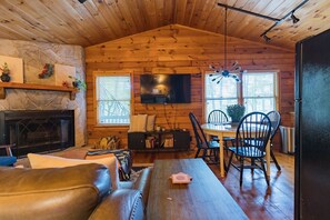 Smart-TV, Kamin, Bücher, Arbeitsbereiche
