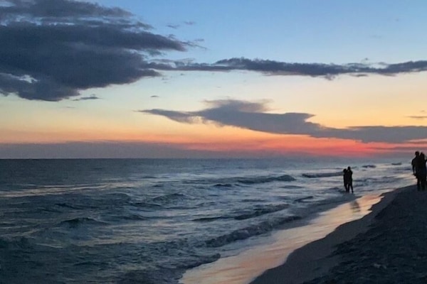 Vlak bij het strand, ligstoelen, strandlakens