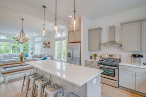 Køleskab, mikrobølgeovn, ovn, kogeplade