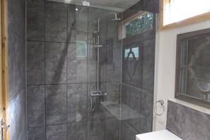 Een douche, een haardroger, handdoeken