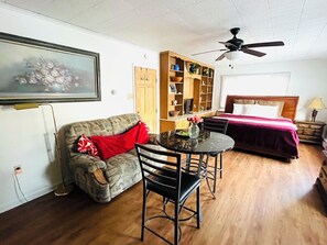 1 habitación, escritorio, tabla de planchar con plancha y wifi gratis 