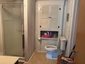 Doccia, asciugacapelli, asciugamani, sapone