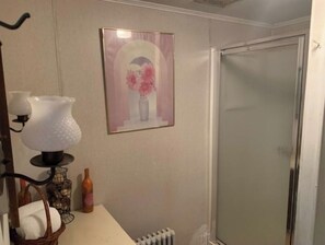 Douche, sèche-cheveux, serviettes fournies, savon