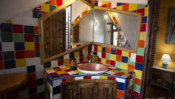 Dusche, Haartrockner, Handtücher, Toilettenpapier