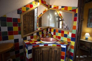 Dusche, Haartrockner, Handtücher, Toilettenpapier