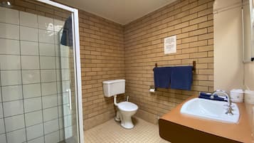 Standardværelse til 3 personer | Badeværelse | Bruser, håndklæder, Sæbe, Shampoo