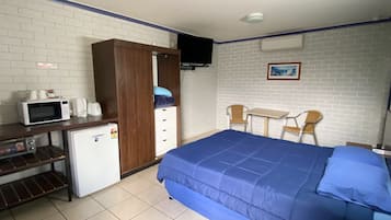 Bureau, fer et planche Ă repasser, draps fournis