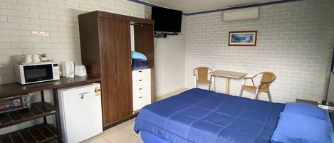 Doppia Standard | Una scrivania, ferro/asse da stiro, lenzuola