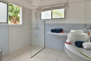 Dusche, Haartrockner, HandtĂŒcher, Seife