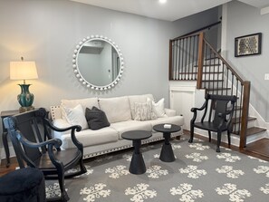 Smart TV, printers - Old Town Alexandria Charm•Sleeps 6•Private Outdoor Area•Walk to King St & Water (Alexandria)