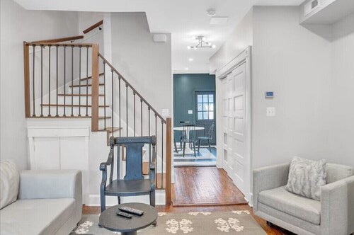 Old Town Alexandria Charm•Sleeps 6•Private Outdoor Area•Walk to King St & Water