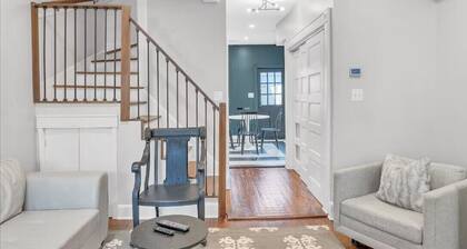 Old Town Alexandria Charm•Sleeps 6•Private Outdoor Area•Walk to King St & Water