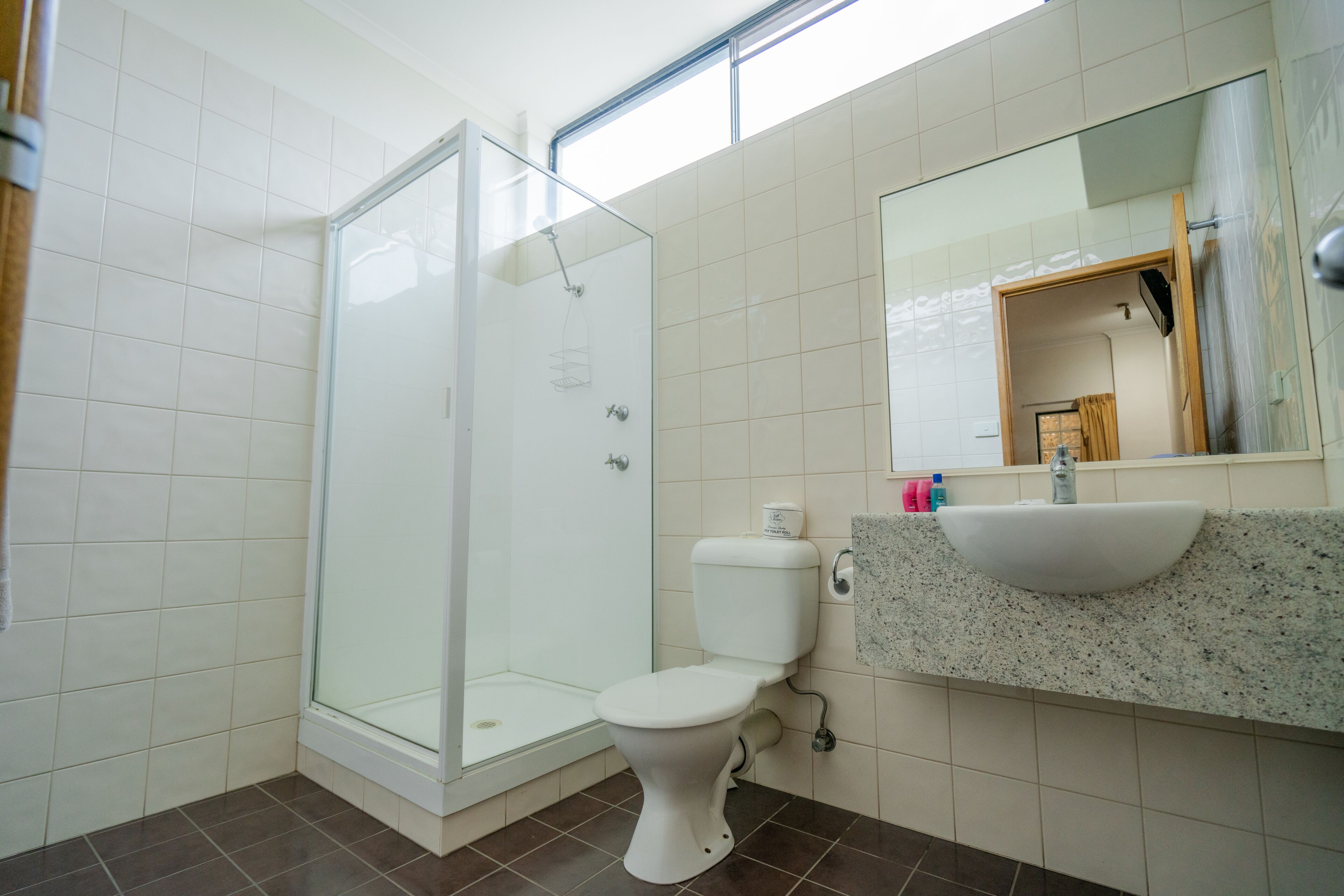 Habitación básica doble | Baño | Regadera y toallas 