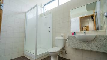 Habitación básica doble | Baño | Regadera y toallas