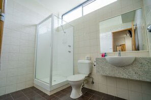 Habitación básica doble | Baño | Ducha y toallas