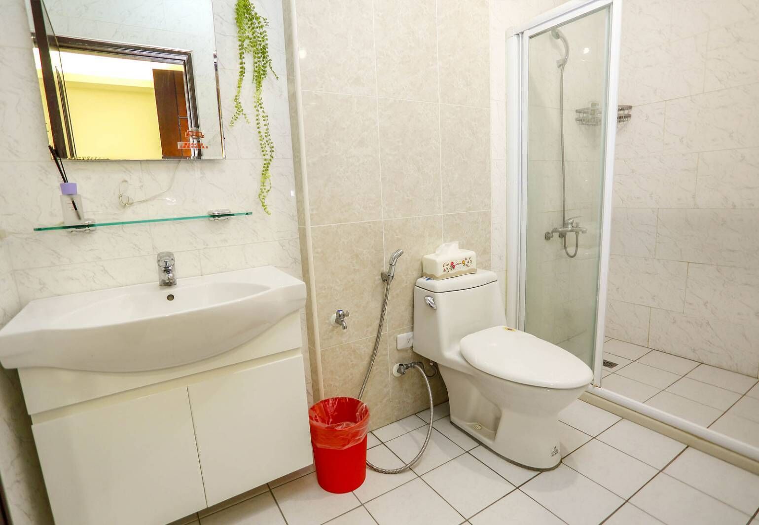 Shower, rainfall showerhead, free toiletries, hair dryer