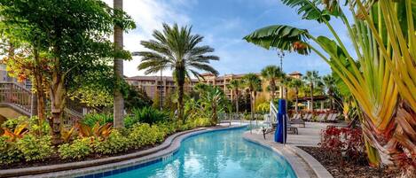 Utendørsbasseng og et oppvarmet basseng