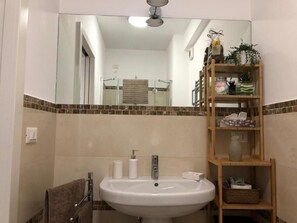 Apartment, 1 Schlafzimmer, barrierefrei, Balkon | Badezimmer | Shampoo