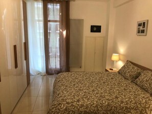 Apartment, 1 Schlafzimmer, barrierefrei, Balkon | 1 Schlafzimmer, Bügeleisen/Bügelbrett, Reisekinderbett