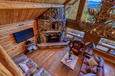 Epic Cabin on 5 Acres, Hot Tub, Fireplace, Wildlife, 5 Mins to Town!