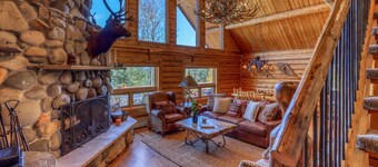 Epic Cabin on 5 Acres, Hot Tub, Fireplace, Wildlife, 5 Mins to Town!