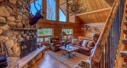 Epic Cabin on 5 Acres, Hot Tub, Fireplace, Wildlife, 5 Mins to Town!