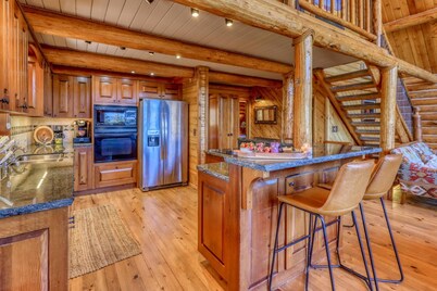 Epic Mountain Cabin on 5 Acres, Hot Tub, Fireplace, Wildlife, Near Amenities, 5 Minutes to Town!