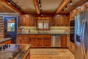 Réfrigérateur, micro-ondes, lave-vaisselle, cafetière/bouilloire