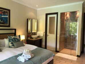 3 bedrooms, premium bedding, down comforters, in-room safe
