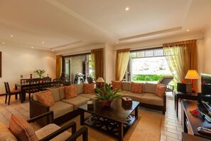 Deluxe House, 3 Bedrooms, Mountain View | Living area