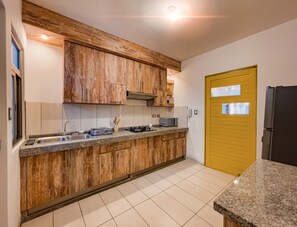 Refrigerador, microondas, parrilla de estufa y cafetera y tetera 