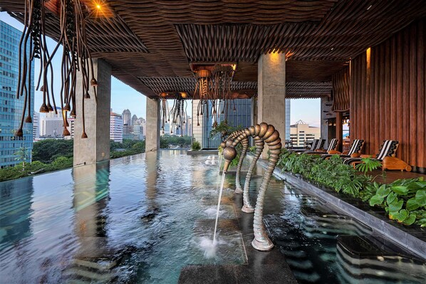 Innendørsbasseng og badevakt