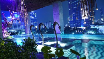 Kolam renang indoor, dengan pengawal renang di properti