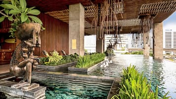 Una piscina al aire libre, socorrista en las instalaciones