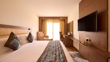 Parrot Suites | In-room safe, desk, rollaway beds, free WiFi